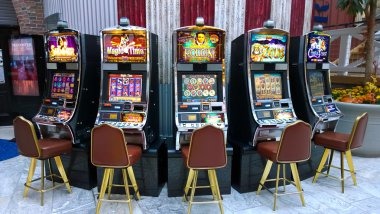Sic Bo Dadu live dealer studio showing three dice, HD broadcast feed, and betting interface
